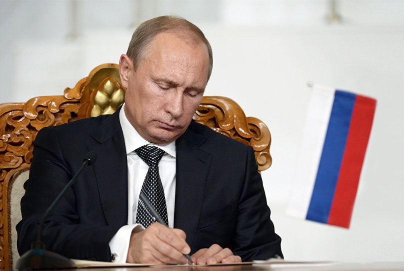 Президент подписал закон о поддержке россиян и бизнеса в условиях пандемии COVID-19