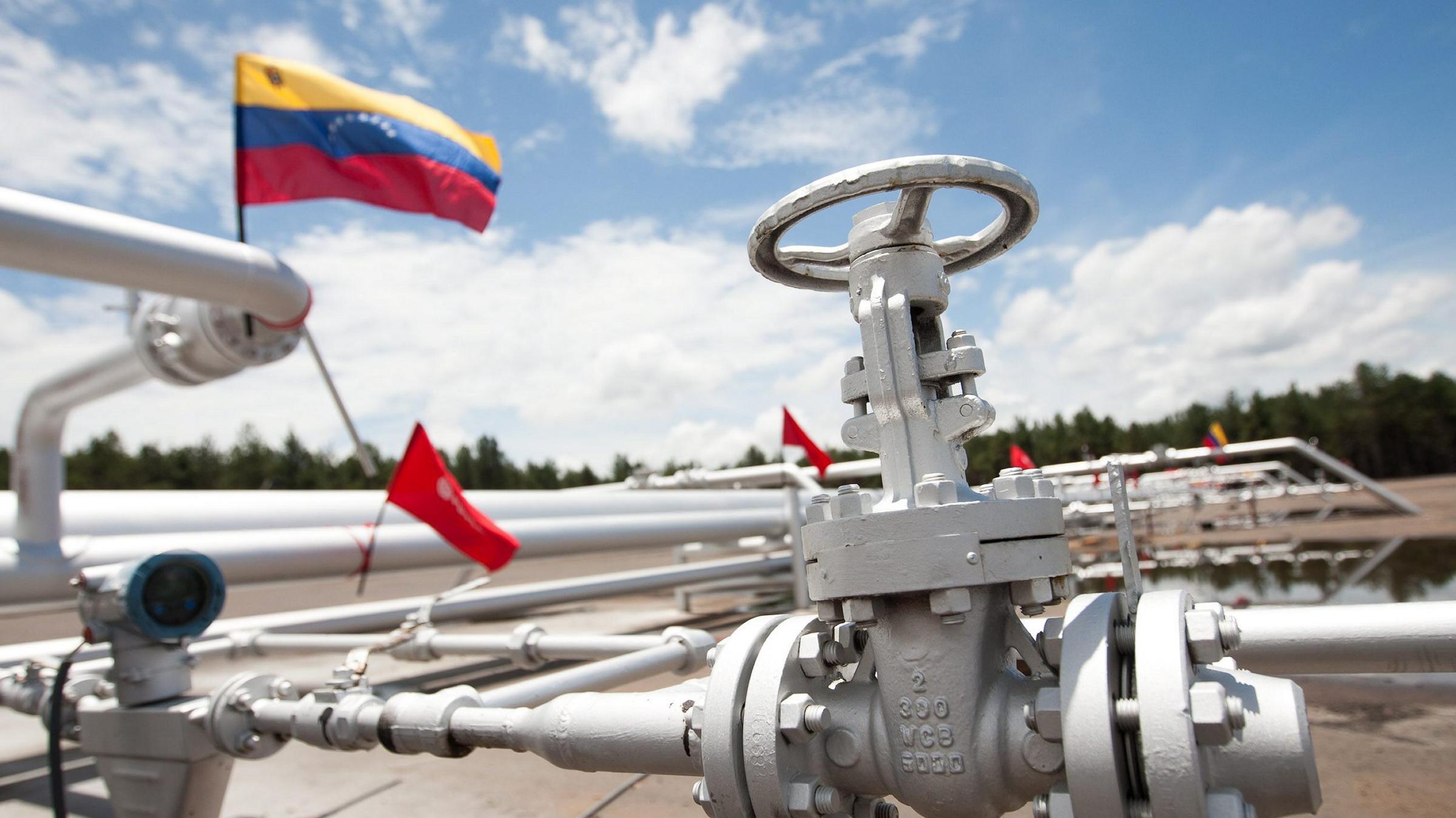 В Венесуэле добыча нефти упала до уровня 1945 года
