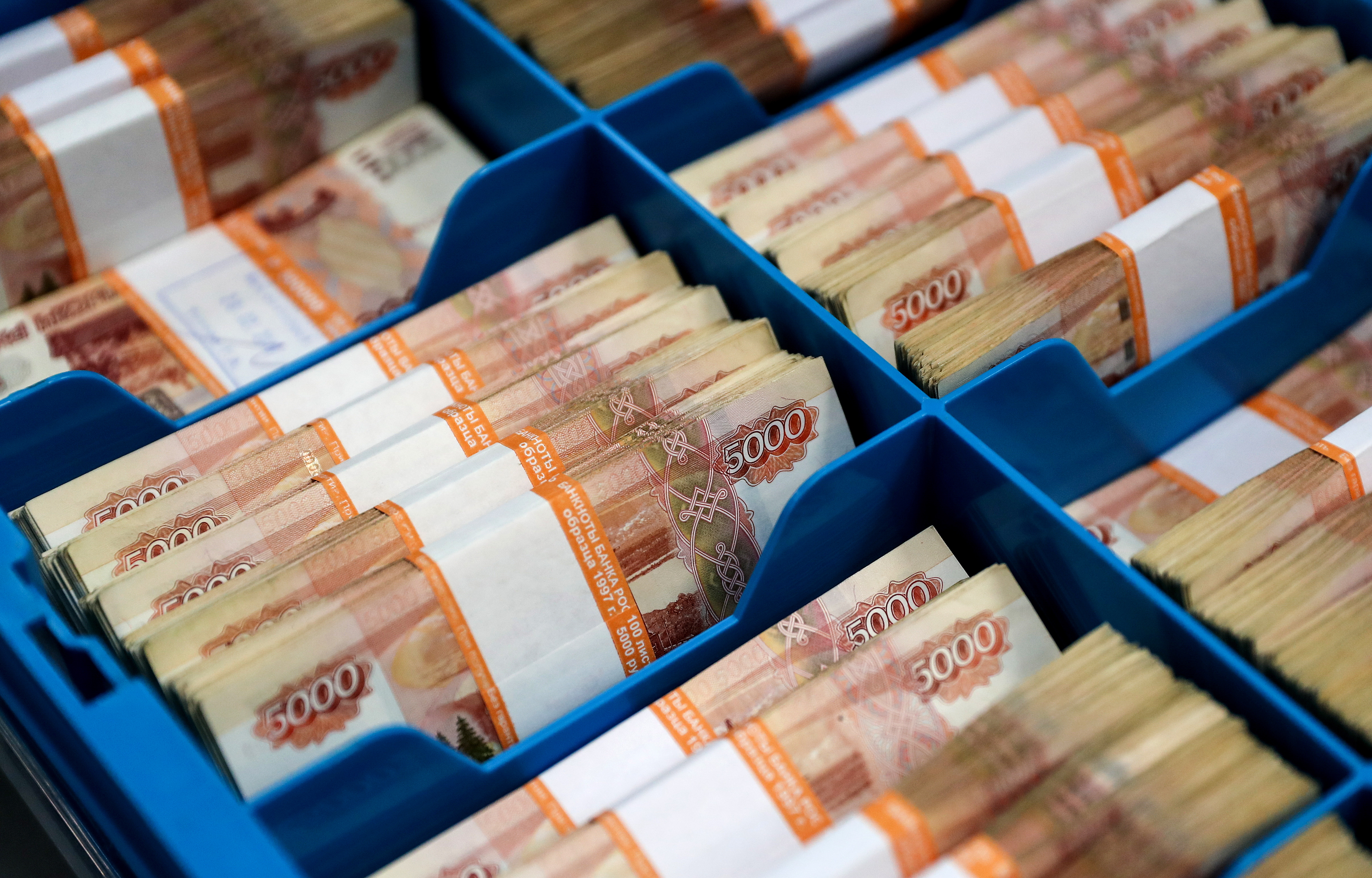 В первом полугодии россияне принесли на биржу огромные деньги