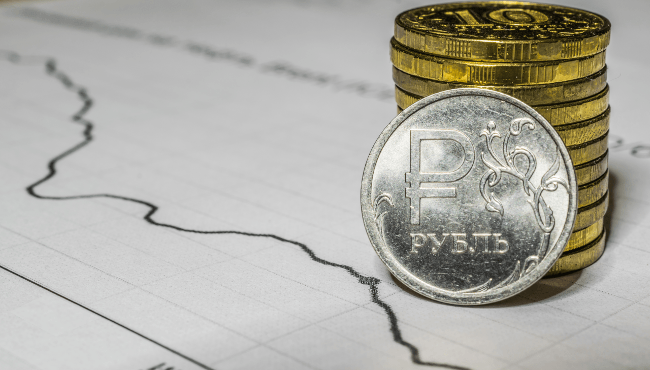 Рубль снизился на 1% к доллару из-за кризиса в Белоруссии