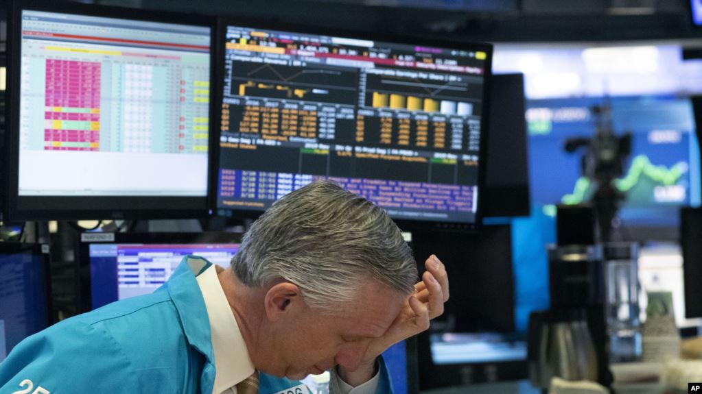 Инвесторы спешат забрать деньги из России